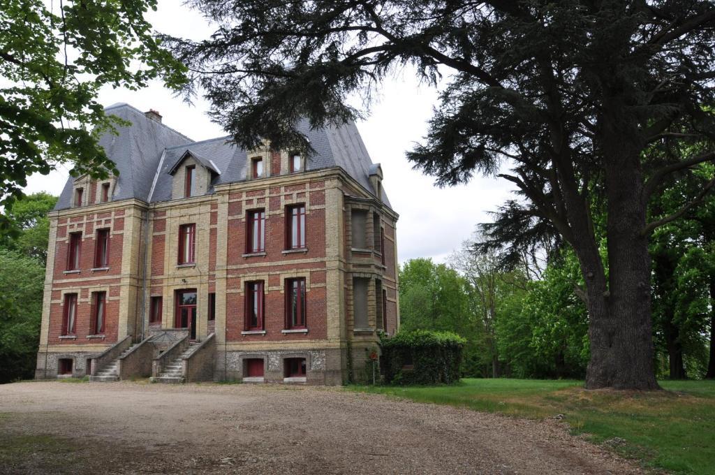 Chateau De La Croix Bizet Moulineaux