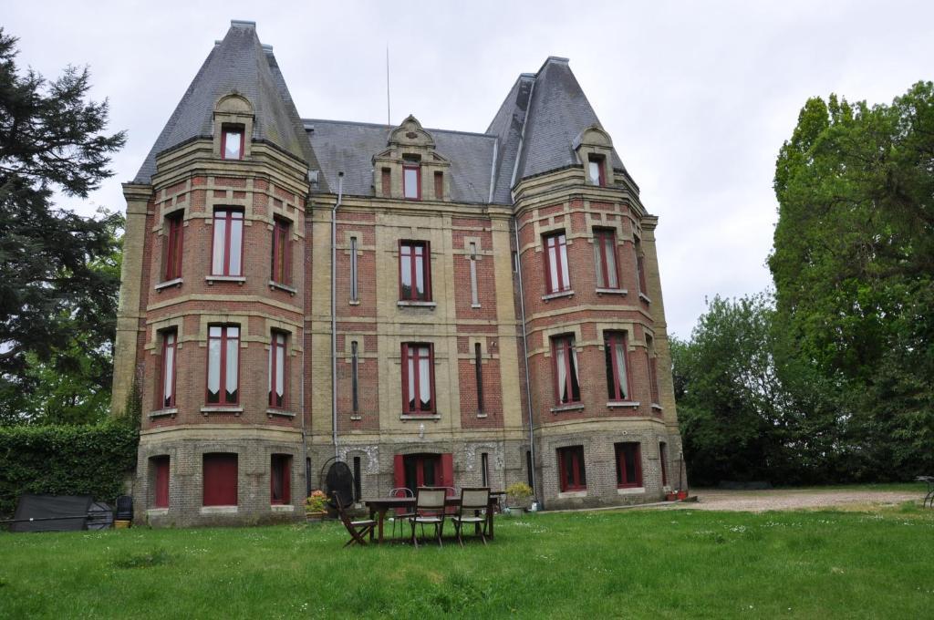 Chateau De La Croix Bizet Moulineaux